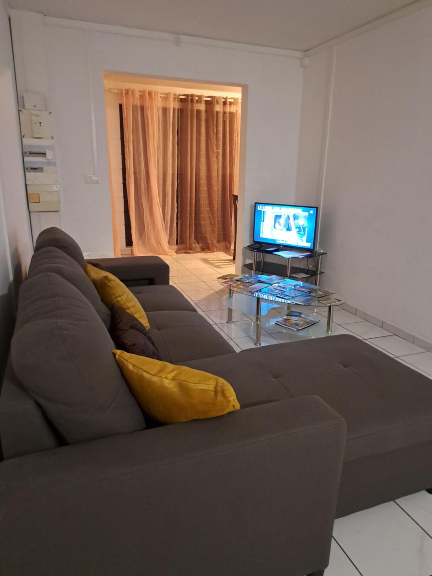 Apartament Appart A La Res Andy Accueillant 1 A 5 Pers Arrive Autonome , 2 Places De Parking Dans La Cour Devant La Maison Saint-Denis Zewnętrze zdjęcie